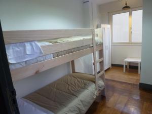 Lliteres en una habitació de Hostal del Arquitecto