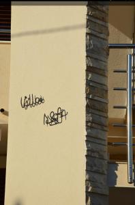um muro com a palavra justiça escrita nele em Villa DA em Zablaće