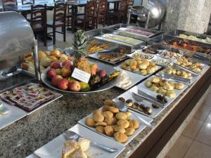 bufet z wieloma różnymi rodzajami żywności na wystawie w obiekcie Príncipe Hotel w mieście Poços de Caldas