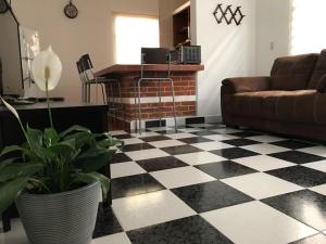 a living room with a black and white checkered floor at Casa Viveros in San Juan Teotihuacán