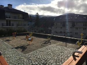 Plac zabaw dla dzieci w obiekcie Apartament NavyBlue z widokiem na góry