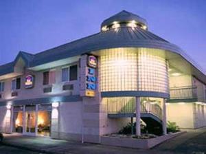 un grande edificio con facciata illuminata di notte di Best Western Inn a Redwood City