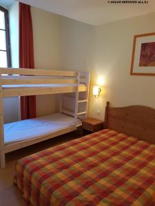 sypialnia z 2 łóżkami piętrowymi w pokoju w obiekcie Résidence Grand Hôtel w mieście Aulus-les-Bains