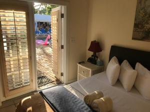 una camera con letto e porta di accesso a un patio di New Orleans House - Gay Male Adult Guesthouse a Key West Altre 37 foto