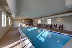 Cobblestone Hotel & Suites - Newton tesisinde veya buraya yakın yüzme havuzu