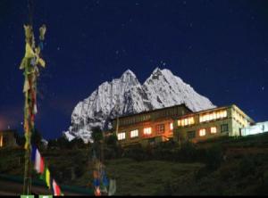 Ein allgemeiner Bergblick oder ein Berglick von der Lodge aus