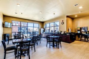 A restaurant or other place to eat at Cobblestone Inn & Suites - Waverly