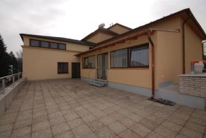 dom z dużym patio przed nim w obiekcie Penzion Růže w mieście Humpolec