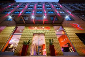 een winkelpui van een gebouw met een bord erop bij Royal Park Boutique Hotel in Boedapest