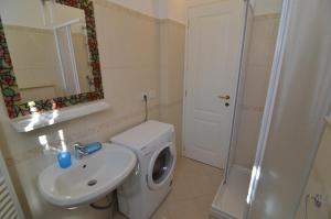 La salle de bains est pourvue de toilettes, d'un lavabo et d'un miroir. dans l'établissement Levanto Rentals, à Levanto