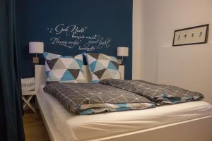 Ein Bett oder Betten in einem Zimmer der Unterkunft Stadtflucht Lüneburg: Ferienwohnungen Innenstadt