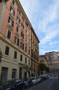 ローマにあるVatican Apartmentの通路脇に車を停めた建物