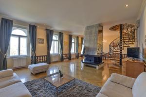 Televízia a/alebo spoločenská miestnosť v ubytovaní Panoramic Loft