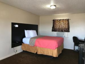 En eller flere senge i et værelse på Laci's Country Inn - Knob Noster