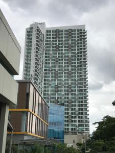 un edificio alto con molte finestre di Apartment Tree Park BSD - 2101 a Serpong