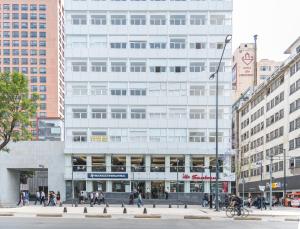 un gran edificio blanco con gente caminando delante de él en Boutique Apartment Carso Alameda-1102, en Ciudad de México