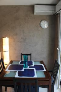 uma mesa de jantar com um vaso em cima em Studio Meublé Proche Paris em Le Kremlin-Bicêtre