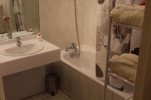een badkamer met een wastafel, een douche en een bad bij Studio Meublé Proche Paris in Le Kremlin-Bicêtre