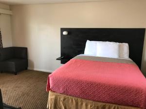 En eller flere senge i et værelse på Laci's Country Inn - Knob Noster