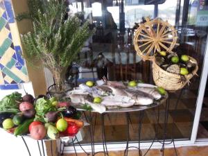 un plato de comida en una mesa con frutas y hortalizas en Issablanca, en Oualidia
