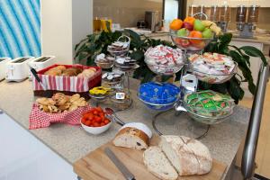 una mesa con pan y otros alimentos en un mostrador en Cremorne Point Manor en Sídney