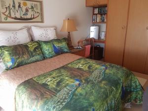 Un dormitorio con una cama con pavos reales. en Heavenly Farm B & B Tasmania, en Boat Harbour