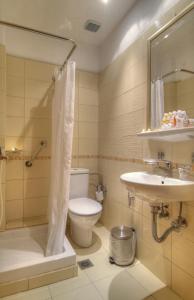 Bathroom sa Acropole Delphi City Hotel