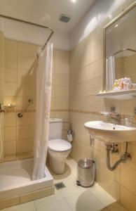 Kúpeľňa v ubytovaní Acropole Delphi City Hotel + 36 fotografií