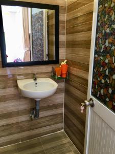 大叻的住宿－iDorm B&B - idorm Mỹ，一间带水槽和镜子的浴室
