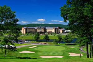 una vista de un campo de golf con un hotel en el fondo en Mount Airy Casino Resort - Adults Only 21 Plus en Mount Pocono