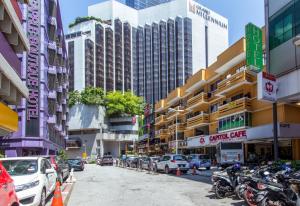 una calle de la ciudad con coches y edificios aparcados en 33 Star Hotel by The Awinka Group Of Management, en Kuala Lumpur