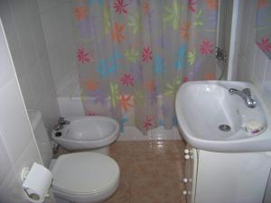 A bathroom at Apartamentos Chelo