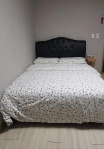 Postel nebo postele na pokoji v ubytování K Guesthouse