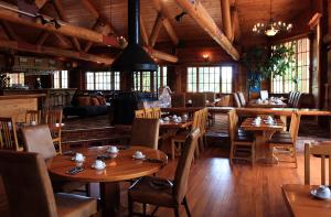 A restaurant or other place to eat at The Powderhorn Chateau