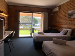 Ένα ή περισσότερα κρεβάτια σε δωμάτιο στο Lakeside Motel Waterfront