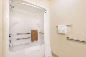 Een badkamer bij Super 8 by Wyndham Claremore OK