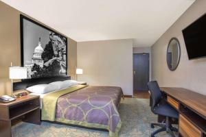Uma cama ou camas num quarto em Super 8 by Wyndham Waldorf