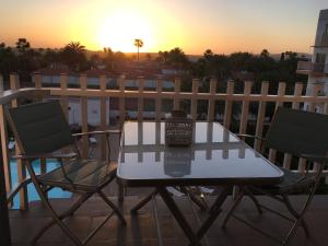 マスパロマスにあるChic & Viewの夕日を望むバルコニー(テーブル、椅子付)