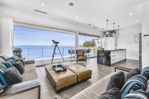 O bucătărie sau chicinetă la Aloha Waterfront Properties