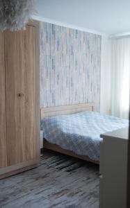 سرير أو أسرّة في غرفة في Бело-голубая безмятежность