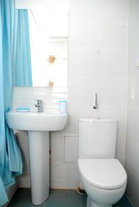 Ванная комната в Бело-голубая безмятежность