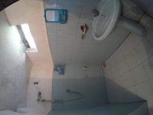 un bagno con doccia e lavandino di Bimanjee Mango Resort a Matara