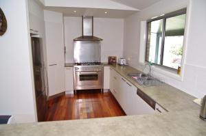 A kitchen or kitchenette at Banyula, 103 Neville Morton Drive