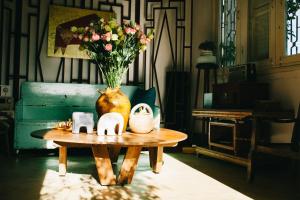 eine Vase auf einem Tisch mit einer Vase in der Unterkunft Tre House Dalat in Da Lat