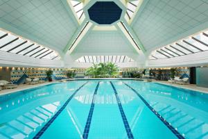 上海的住宿－上海靜安崑崙大酒店，大型游泳池设有大型天花板