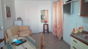 ein Wohnzimmer mit einem Sofa und einem Tisch in der Unterkunft Hotel Paese Corvara in Beverino