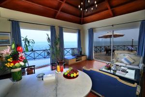 Afbeelding uit fotogalerij van AlBander Hotel & Resort in Sitrah