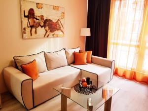 sala de estar con sofá y mesa en Best Guest Apartments en Plovdiv