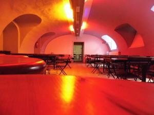 una stanza con tavoli, sedie e illuminazione rossa di BeBudgetRooms a Budapest