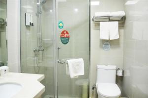 a bathroom with a shower and a toilet and a sink at GreenTree Alliance Liaocheng Dongchangfu District Chenkou Road Liaocheng University Hotel in Liaocheng
